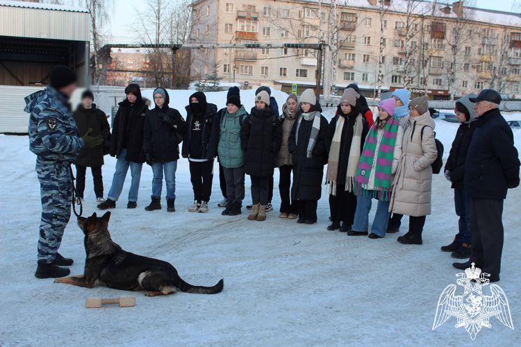  В Кирове подшефные ОМОН «Вятич» Росгвардии поздравили бойцов с Днем защитника Отечества  