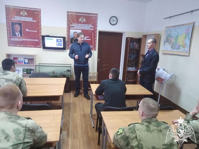 Совет ветеранов кировской части Росгвардии организовал встречу личного состава с известным режиссером