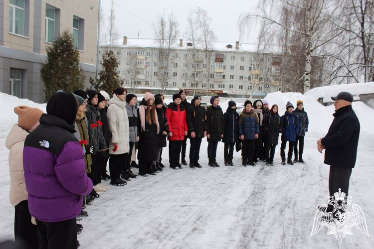 Кировские школьники посетили ОМОН «Вятич» 