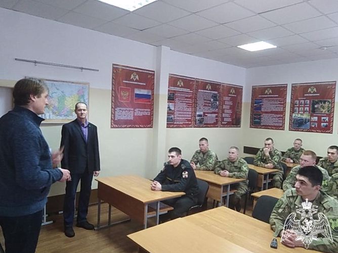 Совет ветеранов кировской части Росгвардии организовал встречу личного состава с известным режиссером