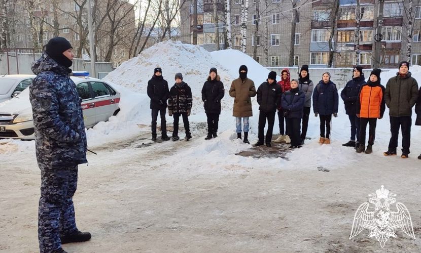 В Кирове росгвардейцы провели День открытых дверей для подшефных школьников
