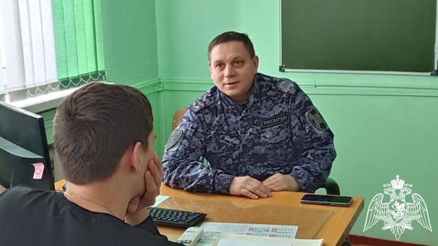 В Кирове сотрудники вневедомственной охраны провели урок мужества для старшеклассников школы № 55