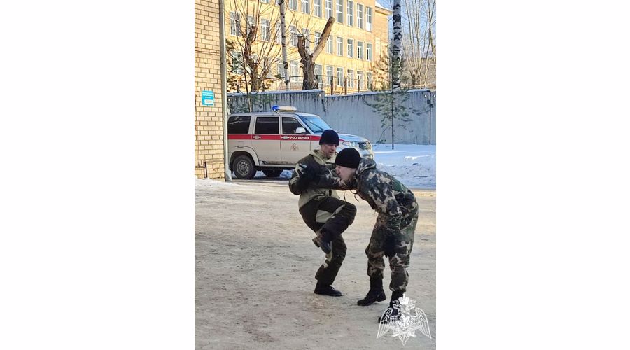 В Кирове росгвардейцы провели День открытых дверей для подшефных школьников