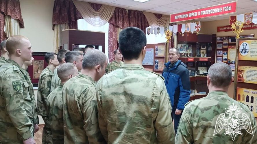 Ветеран Росгвардии напомнил военнослужащим по призыву о мужестве жителей блокадного Ленинграда