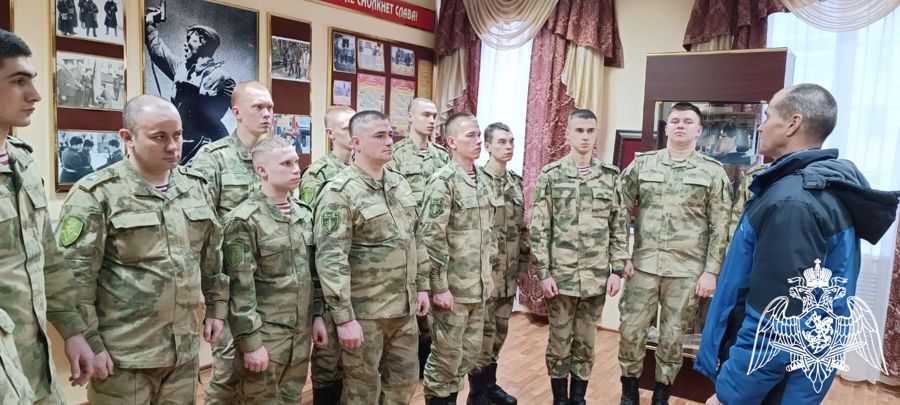 Ветеран Росгвардии напомнил военнослужащим по призыву о мужестве жителей блокадного Ленинграда
