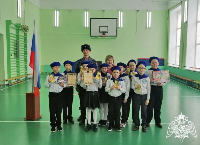 В Кирове росгвардейцы вошли в состав жюри смотра строя и песни подшефных школьников