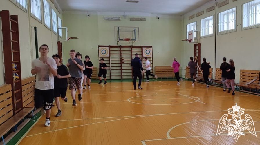 В Кирове росгвардейцы провели для подшефных урок физкультуры