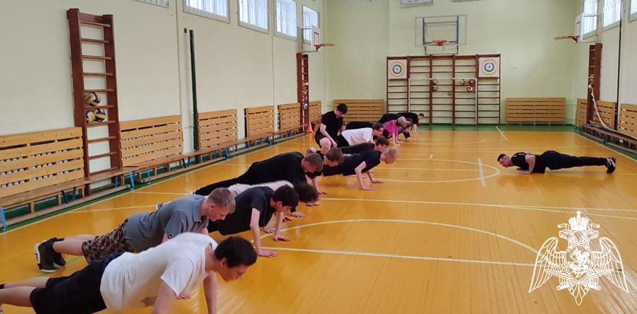 В Кирове росгвардейцы провели для подшефных урок физкультуры