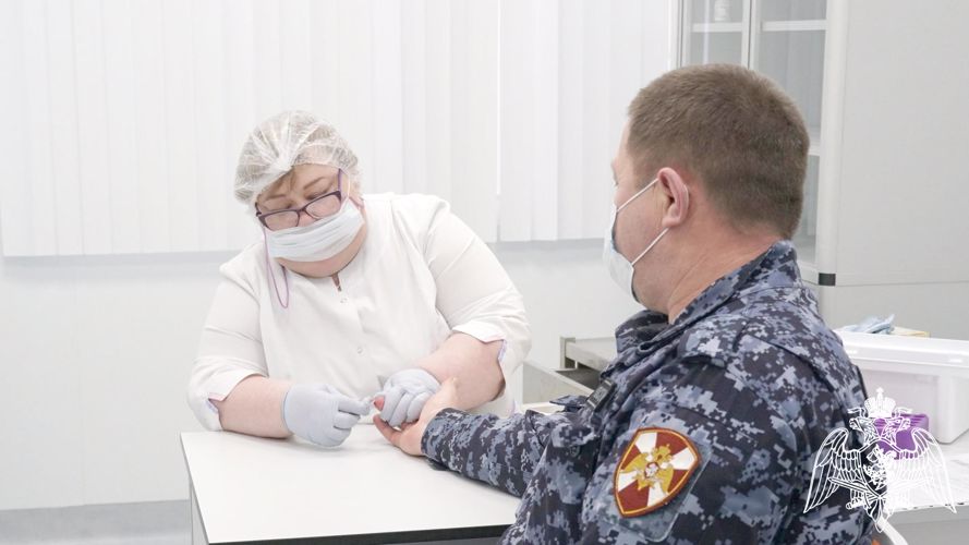 Кировские росгвардейцы стали донорами плазмы крови