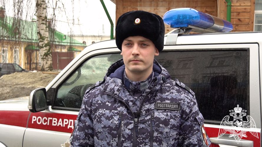 В Кирове росгвардеец спас провалившегося под лед пруда мужчину 