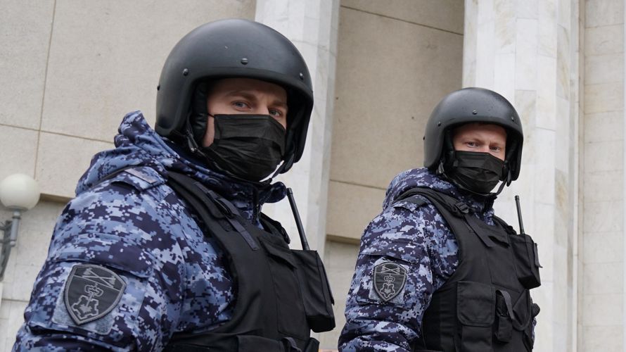 Кировские росгвардейцы задержали подозреваемых в открытом хищении продуктов
