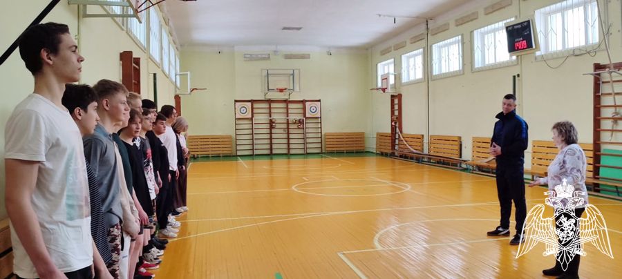 В Кирове росгвардейцы провели для подшефных урок физкультуры