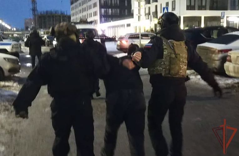 Сотрудники СОБР Росгвардии освободили заложника и задержали подозреваемого в Тюмени