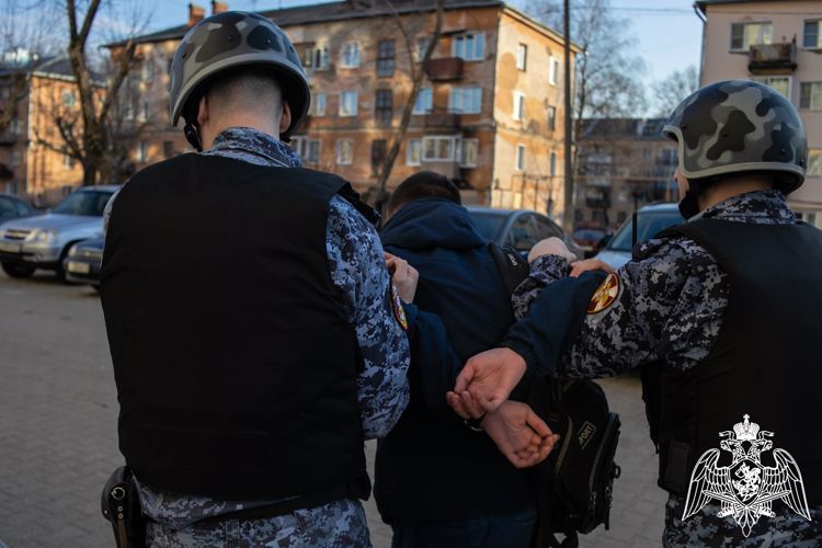 В Кирове росгвардейцы задержали гражданина, который угрожал физической расправой администратору кафе