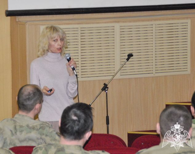 В Кирове лектор общества «Знание» рассказала росгвардейцам о приемах противодействия манипуляции