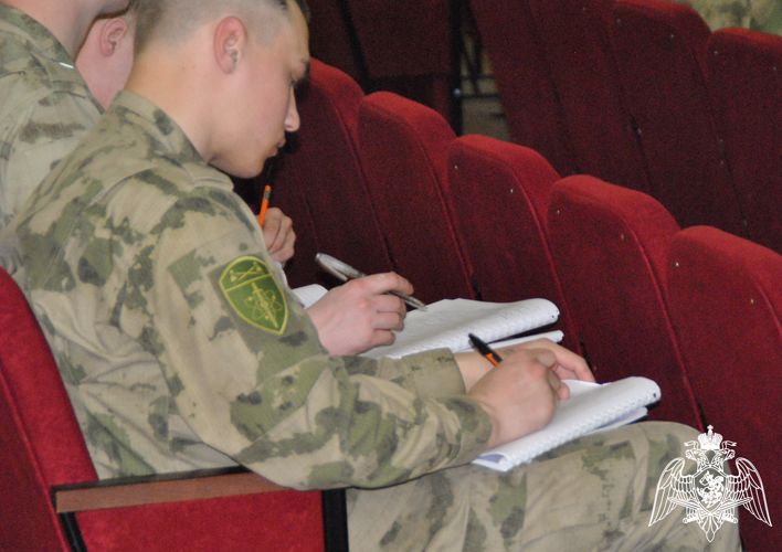В Кирове лектор общества «Знание» рассказала росгвардейцам о приемах противодействия манипуляции