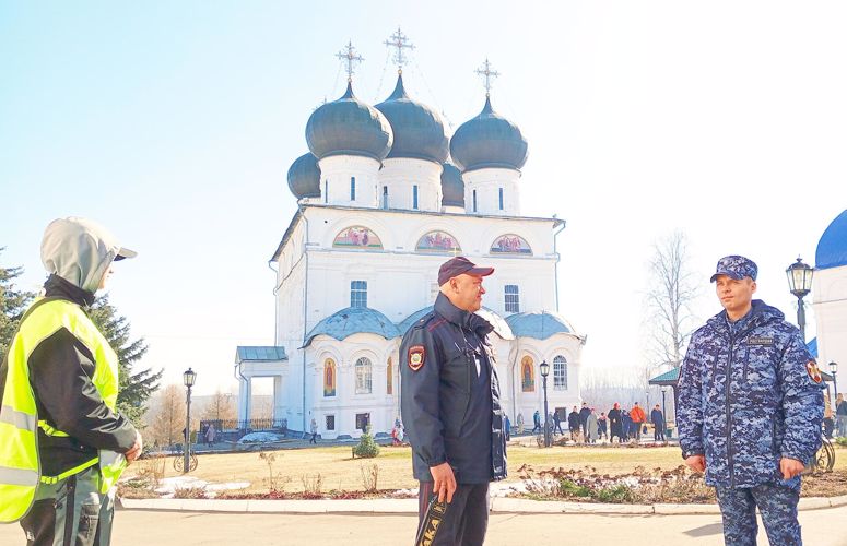 В Кирове сотрудники Росгвардии обеспечили общественный порядок в Вербное воскресенье