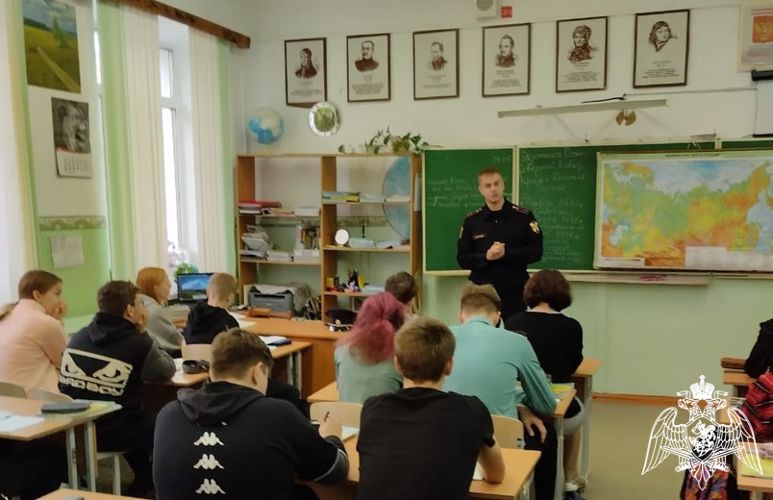 В Кирове сотрудник вневедомственной охраны Росгвардии провел для кадет урок «Разговоры о важном»