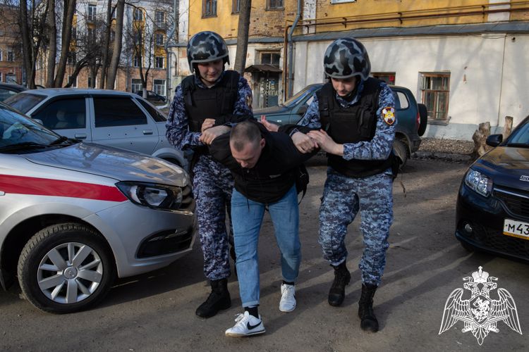 В Кирове росгвардейцы задержали гражданина, находящегося в розыске