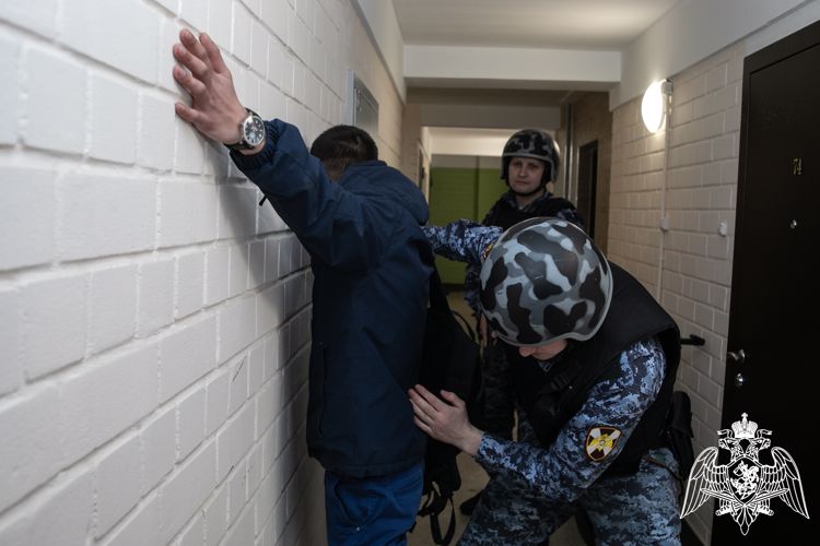 В Кирове росгвардейцы задержали гражданина, подозреваемого в открытом хищении сотового телефона
