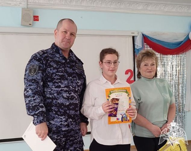 В Кирове росгвардейцы поздравили своих подшефных с Днем защиты детей и успешным окончанием учебного года