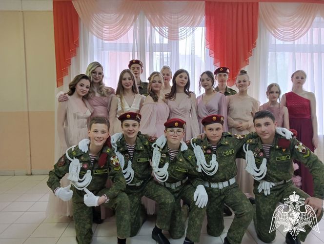 В Кирове ветеран Росгвардии стал почетным гостем на балу подшефных ведомству кадет