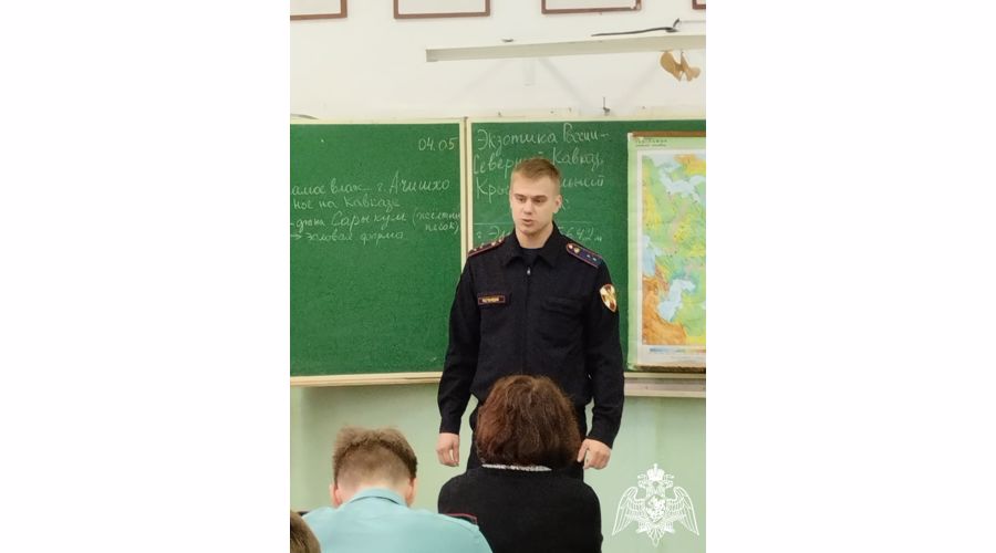 В Кирове сотрудник вневедомственной охраны Росгвардии провел для кадет урок «Разговоры о важном»
