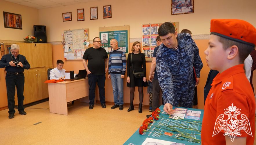 Парту Героя памяти росгвардейца Михаила Пестова открыли в Кирове