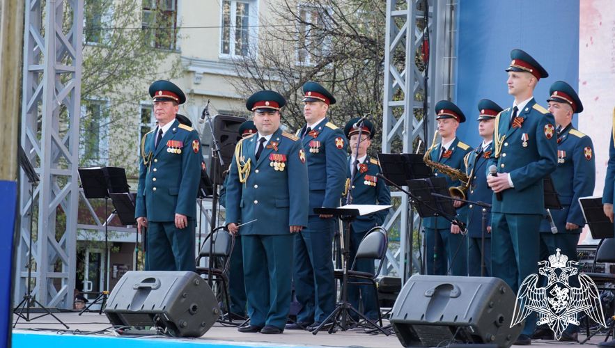 В День Победы оркестр Росгвардии «Северная звезда» выступил с концертом на главной площади Кирова