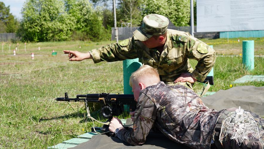 Кировские школьники под руководством росгвардейцев прошли курс молодого бойца