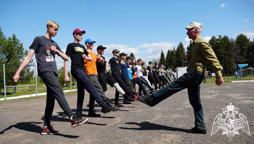 Кировские школьники под руководством росгвардейцев прошли курс молодого бойца