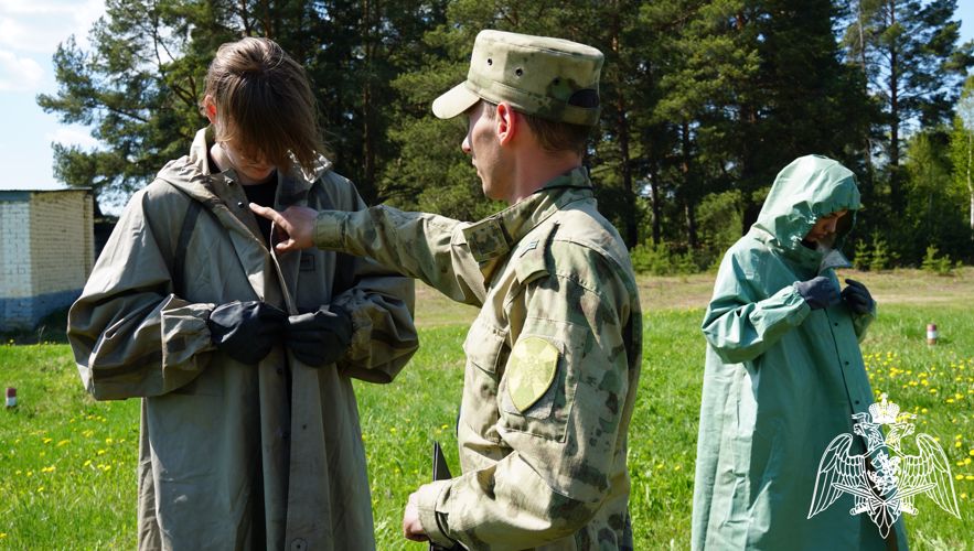 Кировские школьники под руководством росгвардейцев прошли курс молодого бойца