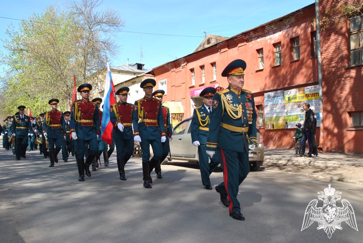 "По главной улице - с оркестром". Росгвардейцы поздравили жителей Кирова музыкальной акцией (видео)