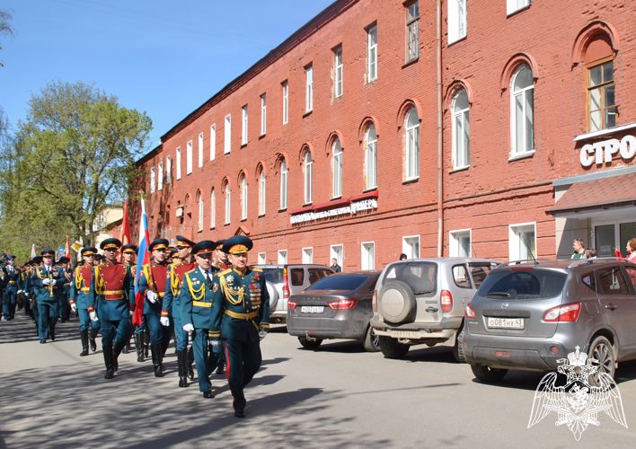 "По главной улице - с оркестром". Росгвардейцы поздравили жителей Кирова музыкальной акцией (видео)
