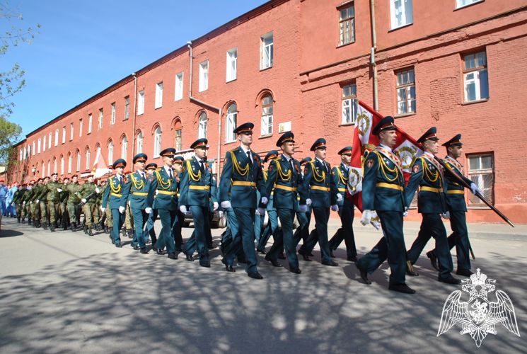 "По главной улице - с оркестром". Росгвардейцы поздравили жителей Кирова музыкальной акцией (видео)