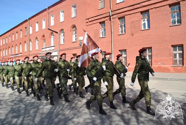 "По главной улице - с оркестром". Росгвардейцы поздравили жителей Кирова музыкальной акцией (видео)
