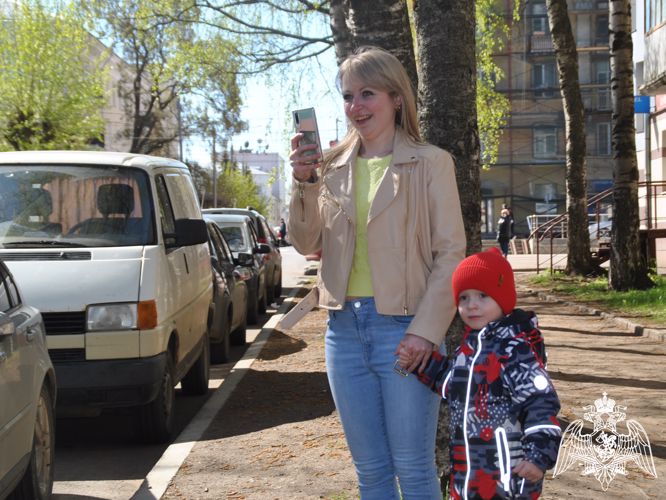 "По главной улице - с оркестром". Росгвардейцы поздравили жителей Кирова музыкальной акцией (видео)