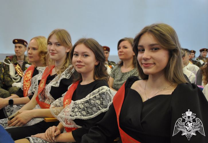 В Кирове росгвардейцы поздравили подшефных кадет с последним звонком