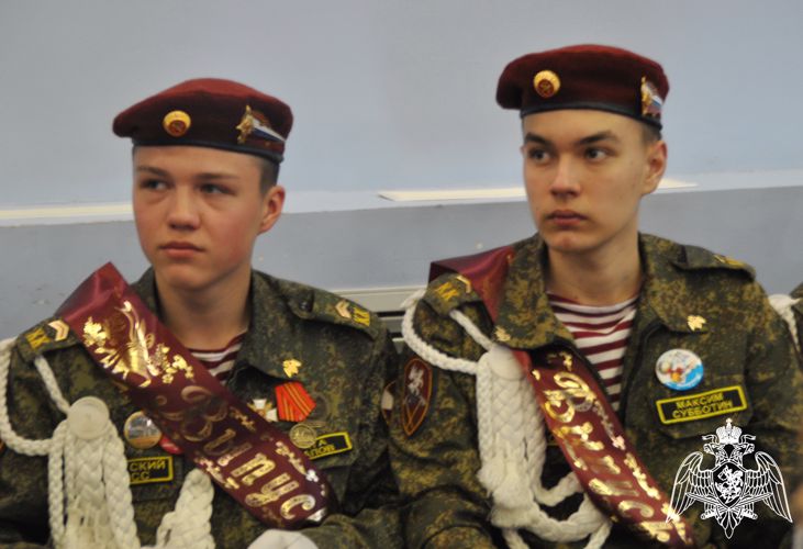 В Кирове росгвардейцы поздравили подшефных кадет с последним звонком