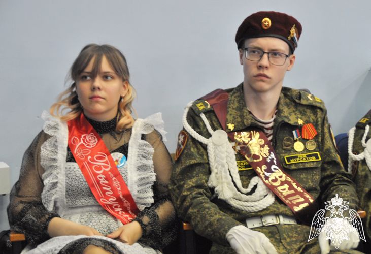 В Кирове росгвардейцы поздравили подшефных кадет с последним звонком
