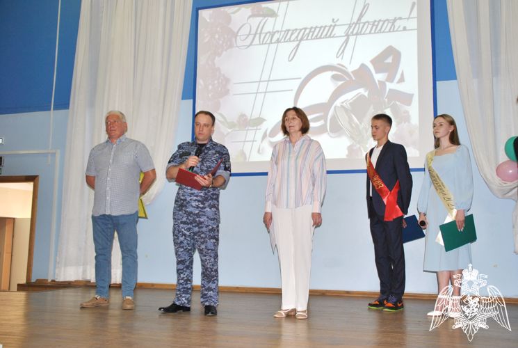 В Кирове росгвардейцы поздравили подшефных кадет с последним звонком