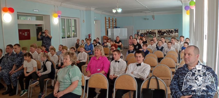 В Кирове росгвардейцы поздравили своих подшефных с Днем защиты детей и успешным окончанием учебного года