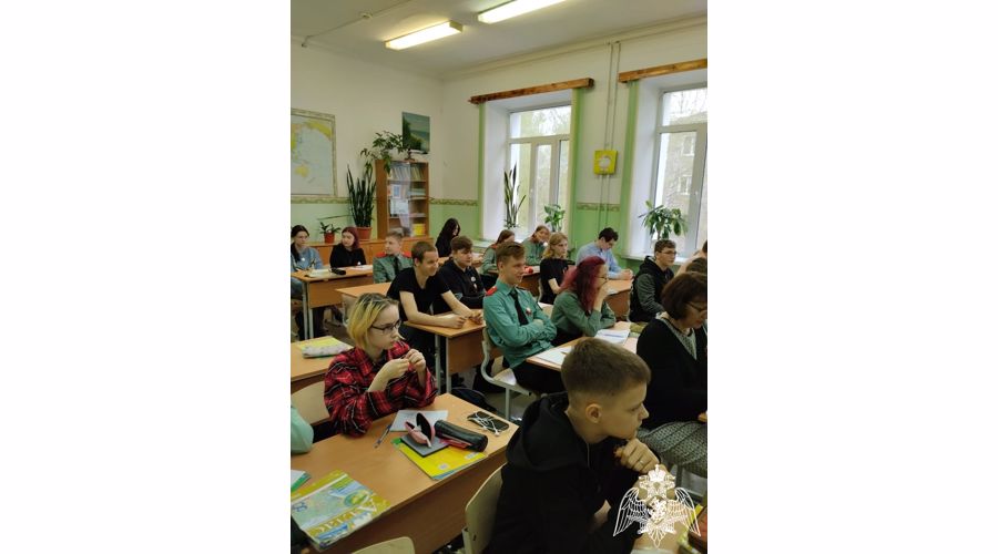 В Кирове сотрудник вневедомственной охраны Росгвардии провел для кадет урок «Разговоры о важном»