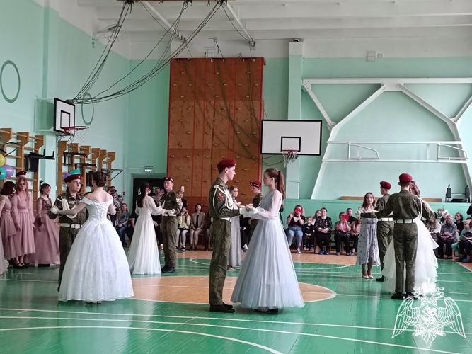 В Кирове ветеран Росгвардии стал почетным гостем на балу подшефных ведомству кадет