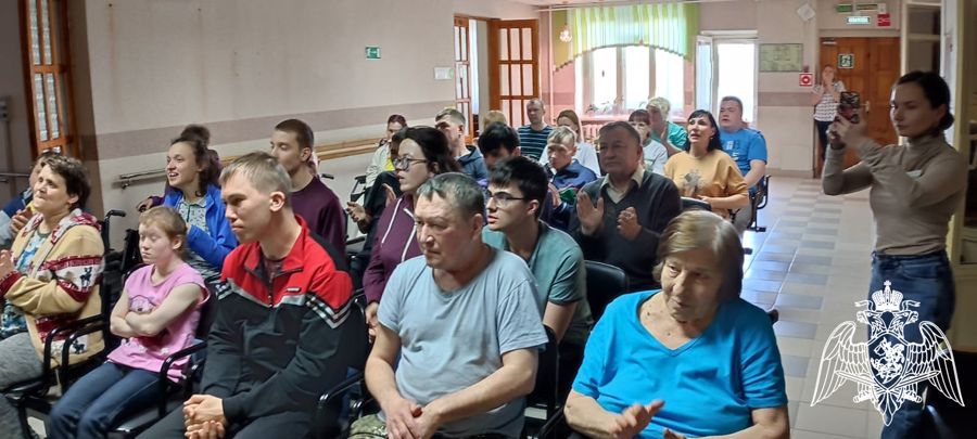 В Кирове росгвардейцы поздравили своих подшефных с Днем Победы