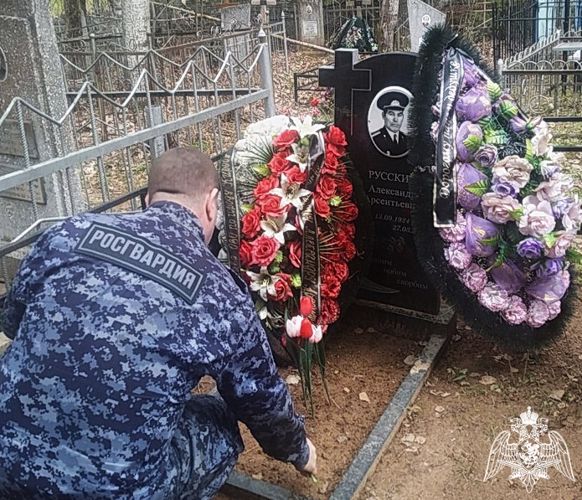 В Кирове росгвардейцы в преддверии Дня Победы почтили память коллег, погибших при исполнении служебного долга