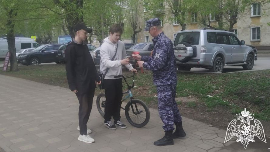 В Кирове сотрудники вневедомственной охраны Росгвардии приняли участие в патриотической акции «Георгиевская ленточка»