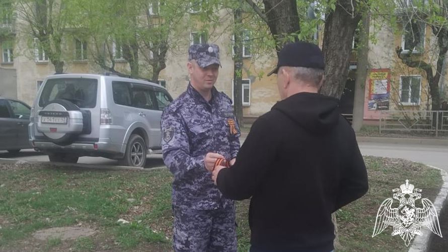 В Кирове сотрудники вневедомственной охраны Росгвардии приняли участие в патриотической акции «Георгиевская ленточка»