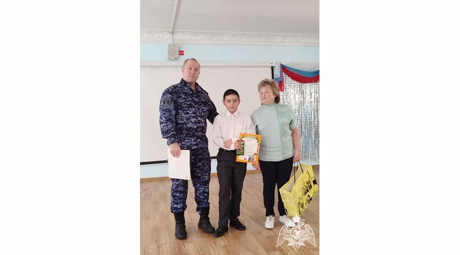 В Кирове росгвардейцы поздравили своих подшефных с Днем защиты детей и успешным окончанием учебного года