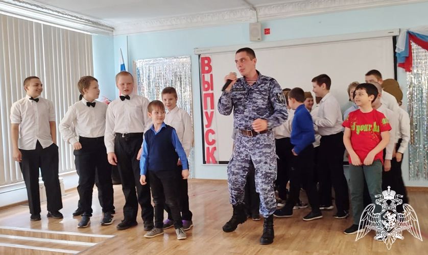 В Кирове росгвардейцы поздравили своих подшефных с Днем защиты детей и успешным окончанием учебного года